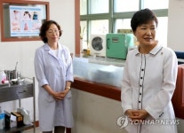 박 대통령, 중학교 보건실 방문