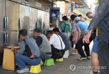 여전히 붐비는 토마스의 집