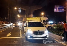 내리막 도로서 8중 추돌 사고