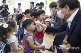 초등학생 발열 검사하는 박원순 시장과 조희연 교육감