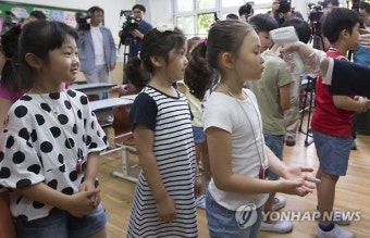 발열검사 받는 초등학생들