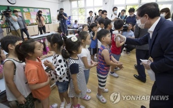 초등학생 발열 검사하는 박원순 시장과 조희연 교육감