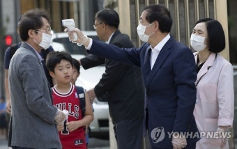 조희연 교육감 발열 검사하는 박원순 시장