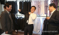 개성공단상회에서 양복 고르는 홍용표 통일부 장관