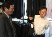 개성공단상회에서 양복 고르는 홍용표 통일부 장관