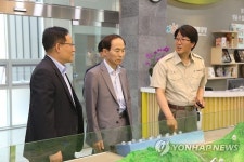 운문산 생태탐방 안내센터 방문한 윤성규 장관