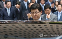 과천청사 떠나는 황교안 신임 총리