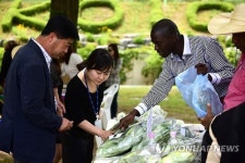 개도국 청년들 직접 키운 유기농 채소 사세요