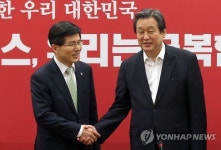 악수하는 황교안 총리와 김무성 대표