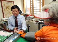 2주 만에 문 연 임홍섭 내과 일상으로 돌아가야죠