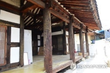 낡고 파손된 진주 상무사