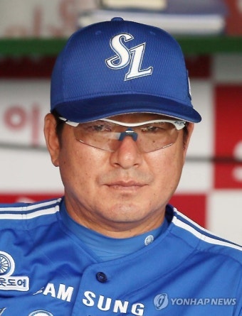 경기 지켜보는 류중일 삼성 감독