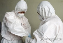 방호복 입고 출동하는 구급대원