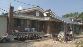 낡아서 보수가 필요한 대성동마을 주택