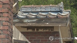 낡아서 보수가 필요한 대성동마을 주택