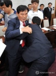 '몸싸움' 김병국 청주시의회 의장