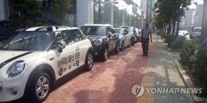 주차단속 피하려고 울산시내 인도 위 불법주차 만연