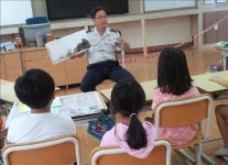 초등학교 구연동화 교사 나선 김우섭 괴산 연풍파출소장