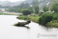옥천 하천에 비상착륙한 공군 훈련기