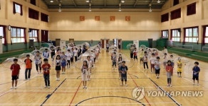 <카메라뉴스> 어린이 안전 위한 투명우산