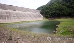 극심한 가뭄에 말라버린 최북단 화천 평화의댐