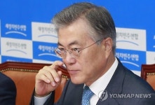 안경 만지는 문재인 대표