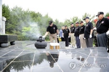 미국 해병대 참전용사, 한미 해병대 충혼탑 참배