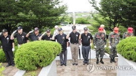 한미해병대 충혼탑 참배하는 미국 해병대 참전용사