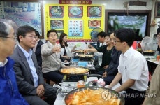 떡볶이 시식하는 황교안 국무총리