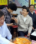 떡볶이 시식하는 황교안 국무총리