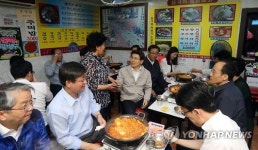 떡볶이 시식하는 황교안 국무총리