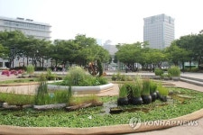 의정부터 흔적을 찾아볼 수 없는 광화문 시민열린광장