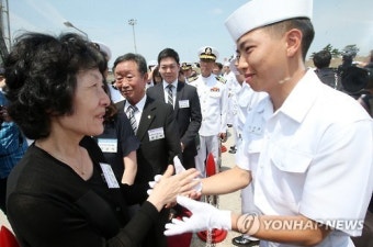 해군 장병 손 잡아주는 故 윤영하 소령 어머니
