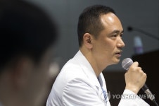 대답하는 조준성 전문의