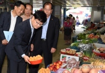 옥천공설시장 찾은 신원섭 산림청장