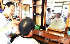 인천 가장 오래된 이발관에서 머리손질하는 유정복 시장