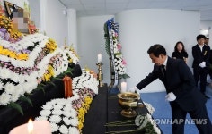 헌화하는 윤장현 광주시장