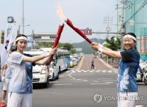 <U대회> 권은희 의원에게 성화 전달하는 기보배