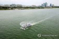 녹조분산 작업하는 서울시 관공선