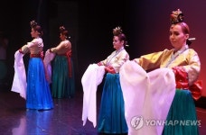 헝가리 여인들이 선보이는 한국 전통무용
