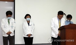 고개숙이는 이기병 평택성모병원 원장