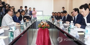 구미지역 LED 수출 제조업체서 간담회 하는 최경환 부총리
