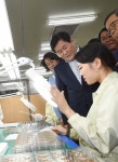 구미지역 LED 수출 제조업체 찾은 최경환 부총리