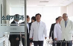 대청병원 병동 돌아보는 장종태 명예병원장