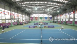 <U대회> 실내경기장에서 펼쳐진 테니스 경기