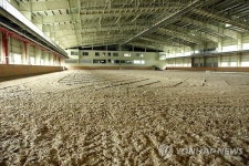 바닥공사를 마친 장수실내승마장