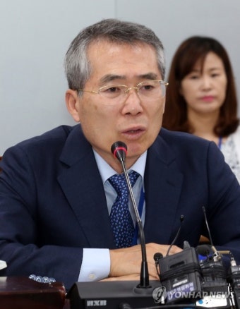 굳은 표정의 박준성 최저임금위원장