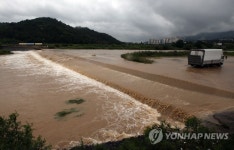 호우로 불어난 동천강
