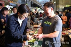 황 총리, 암사종합시장 상인 격려