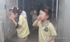 코와 입을 막고
